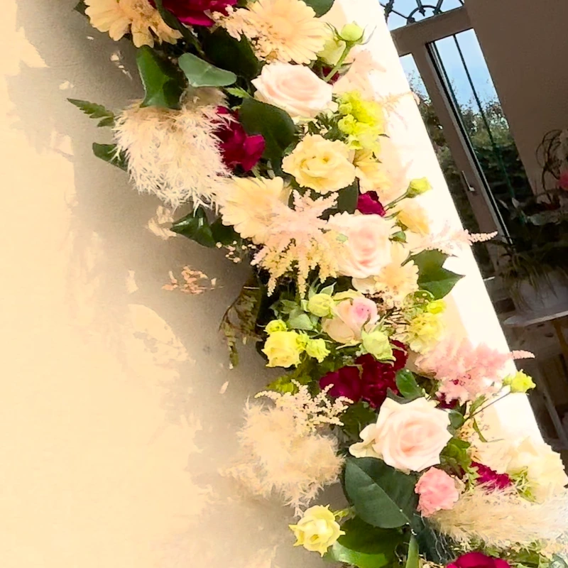 Rose e fiori chiari nella decorazione dell’ingresso dell’atelier