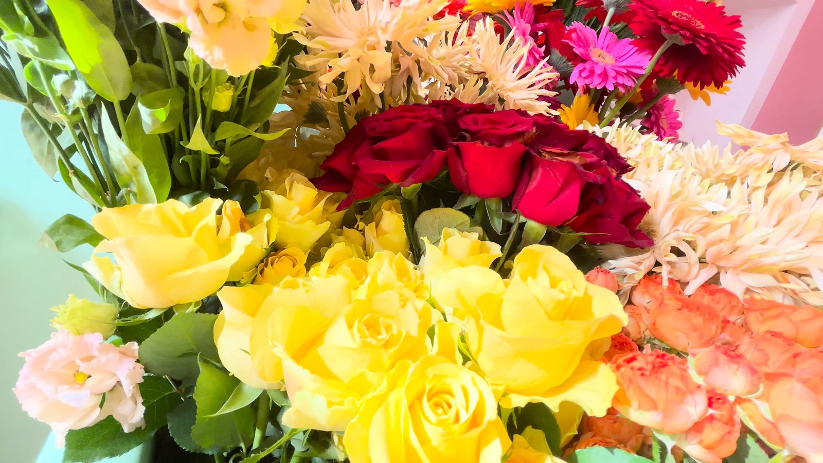 Rose rosse e gialle e fiori freschi nell’atelier Emozioni Fiorite